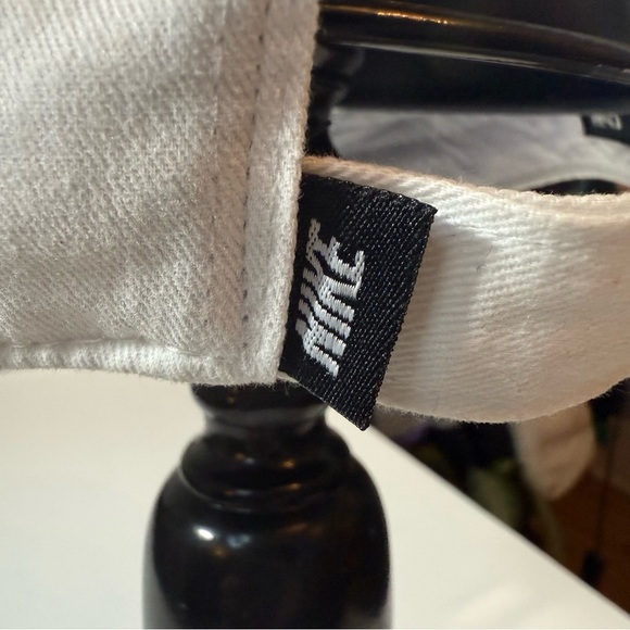 Nike Kids White and Black Hat - Picture 6 of 9